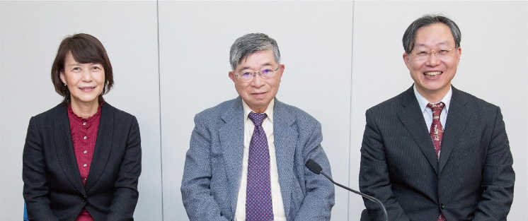 五味先生、髙田さん、山田先生が並んでいる写真