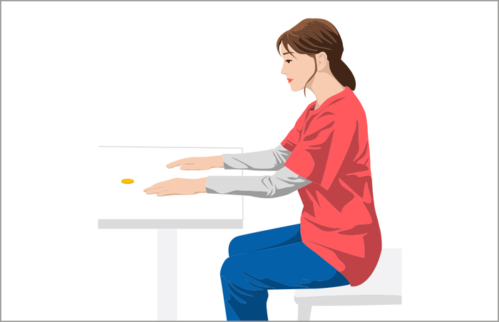 多発性硬化症(MS)による身体機能の低下を防ぎ、維持させていくためのリハビリで手足の位置感覚訓練を行う