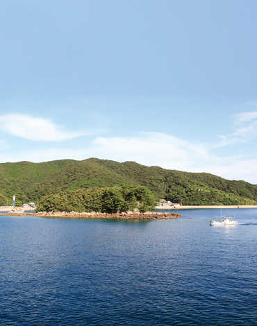 湖に浮かぶ船と森の画像
