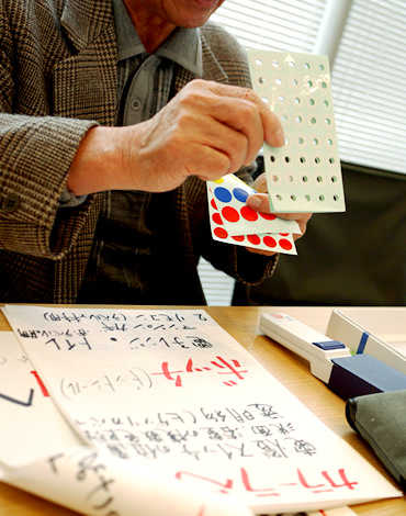 35年前に加齢黄斑変性を発症。両眼発症となった7年前から、ご自身の視野について独自の方法で記録し、データを細かく分析されています。