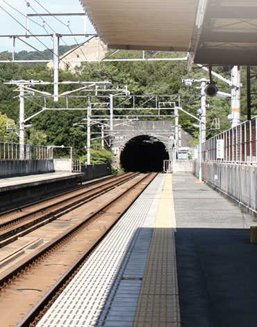 駅ホームから見た線路とトンネル入口の画像
