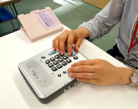 耳で聞く「録音図書」なら、見えにくい方でも読書が楽しめます。