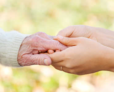 手を繋いでいる画像