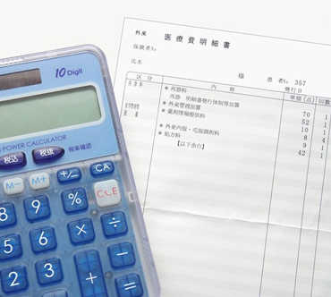 医療費明細書と電卓の画像