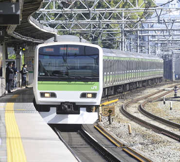 JR山手線がホームに到着する画像