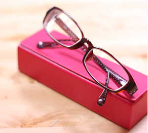 イメージ:メガネとメガネケース