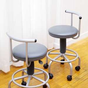 イメージ:椅子2脚が置いてある画像