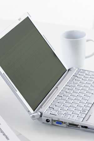 イメージ：開いたパソコンとマグカップの画像