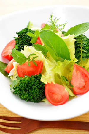 イメージ：トマトとブロッコリーとレタスのサラダ