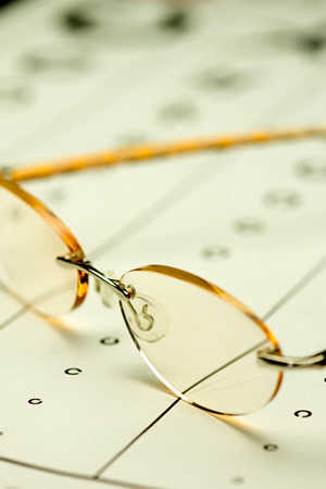 イメージ：オレンジ色の眼鏡の画像