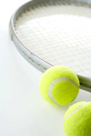 イメージ：テニスラケットとテニスボール2つの画像