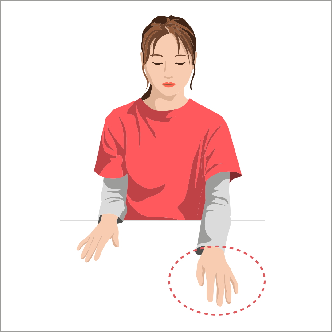 目を閉じたまま、手の指先の位置を合わせる①