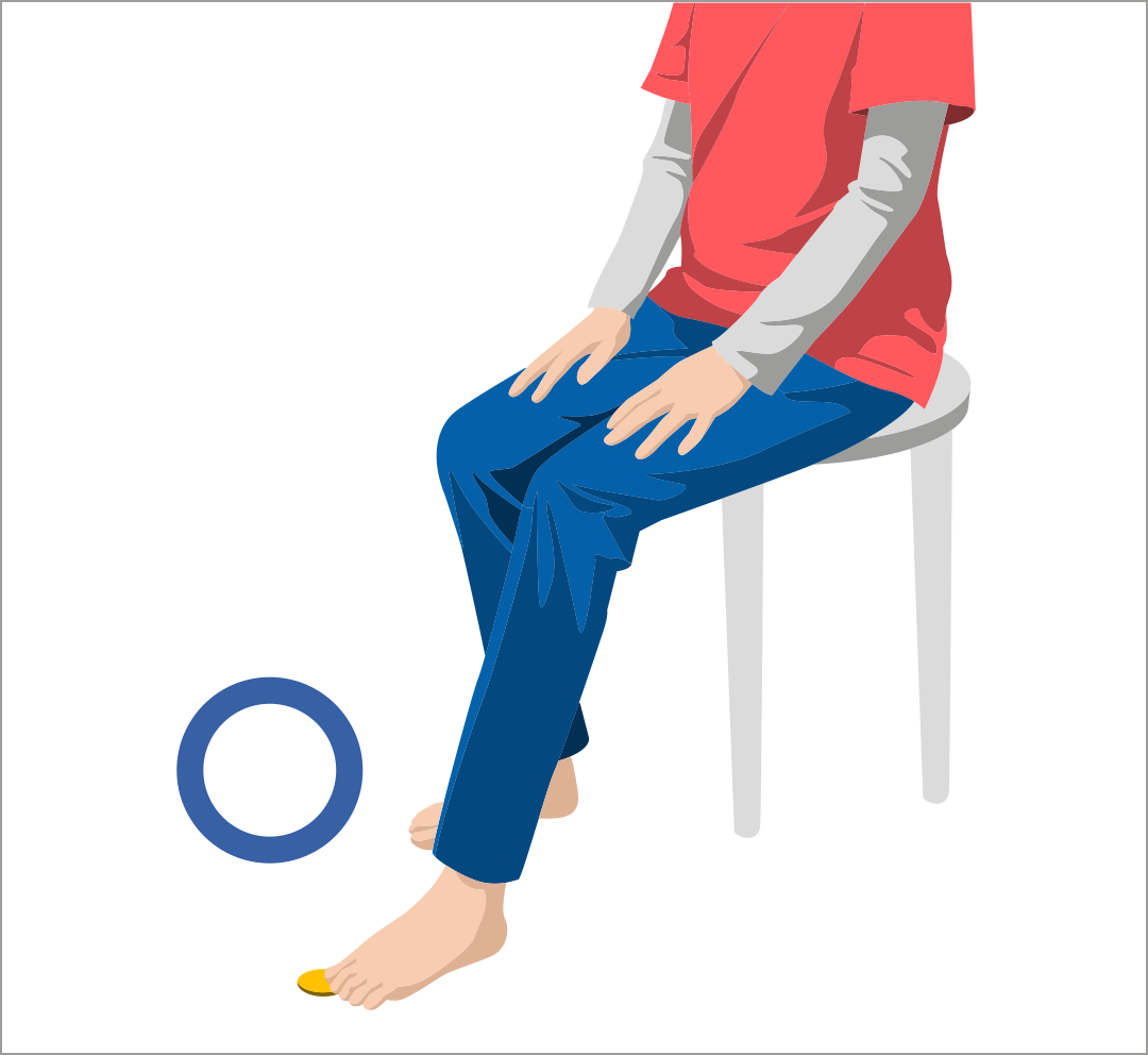 目を閉じたまま、コインの位置に足の指先を合わせる②