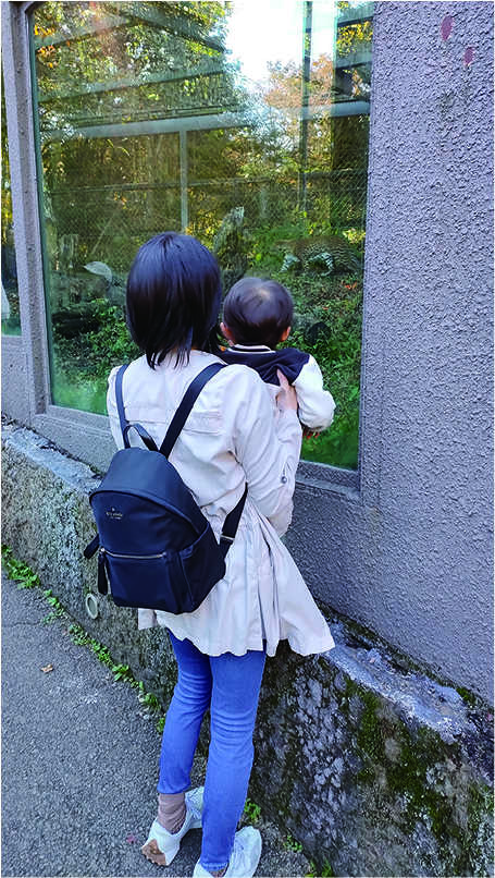 写真:お子さんを抱いているAさん