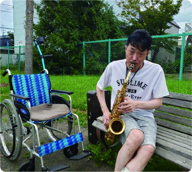画像：サックスを演奏する村島さん